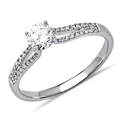 Verlobungsring mit Diamanten 0,50 ct gesamt