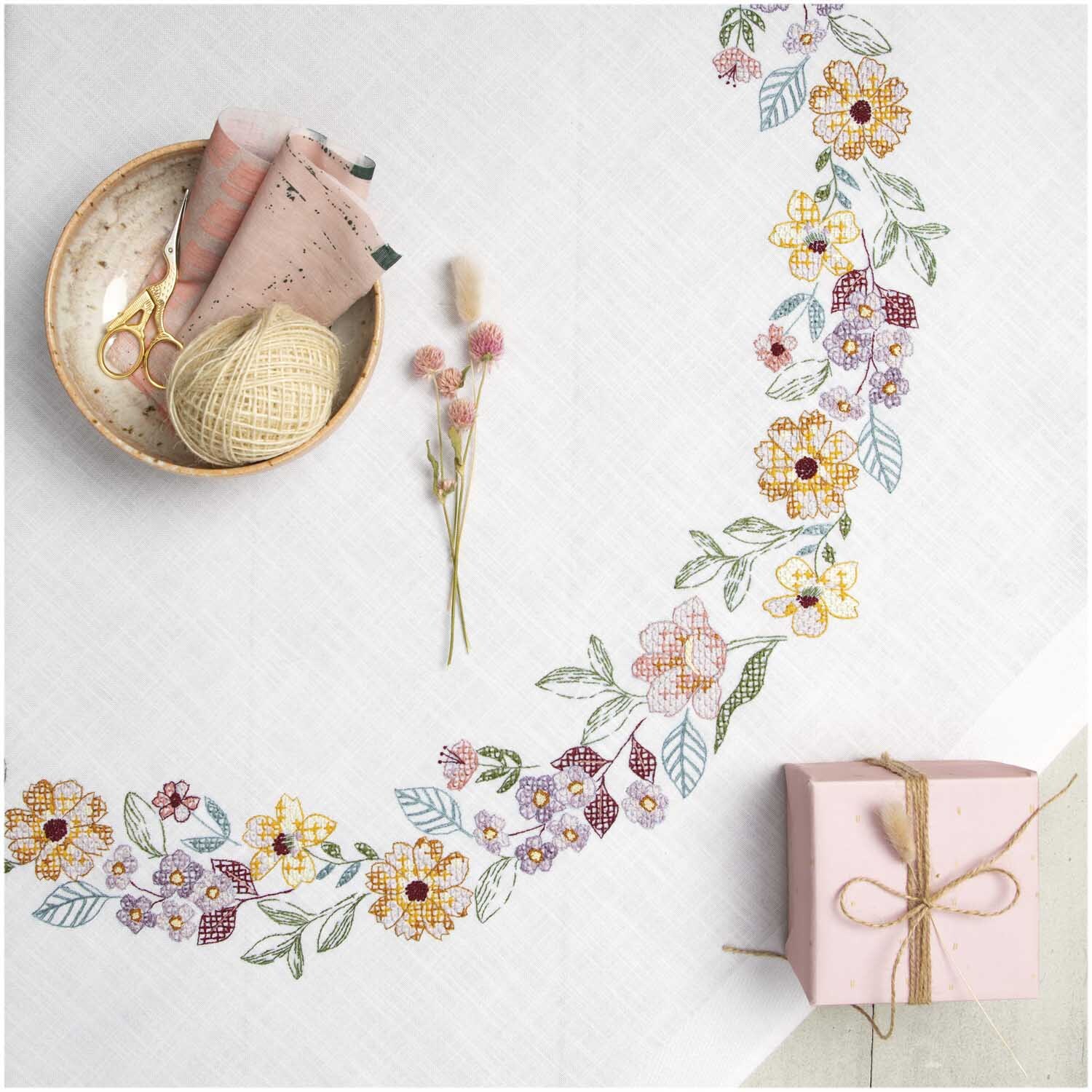 Stickpackung Tischdecke Sommerblütenkranz 90x90cm