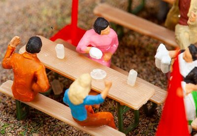 FALLER 180995 H0 60 Bierkrüge und 40 Aschenbecher, Ep. III