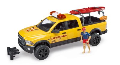 BRUDER 02506 RAM 2500 Power Wagon Life Guard mit Figur, Stand Up Paddle und Light & Sound Modul