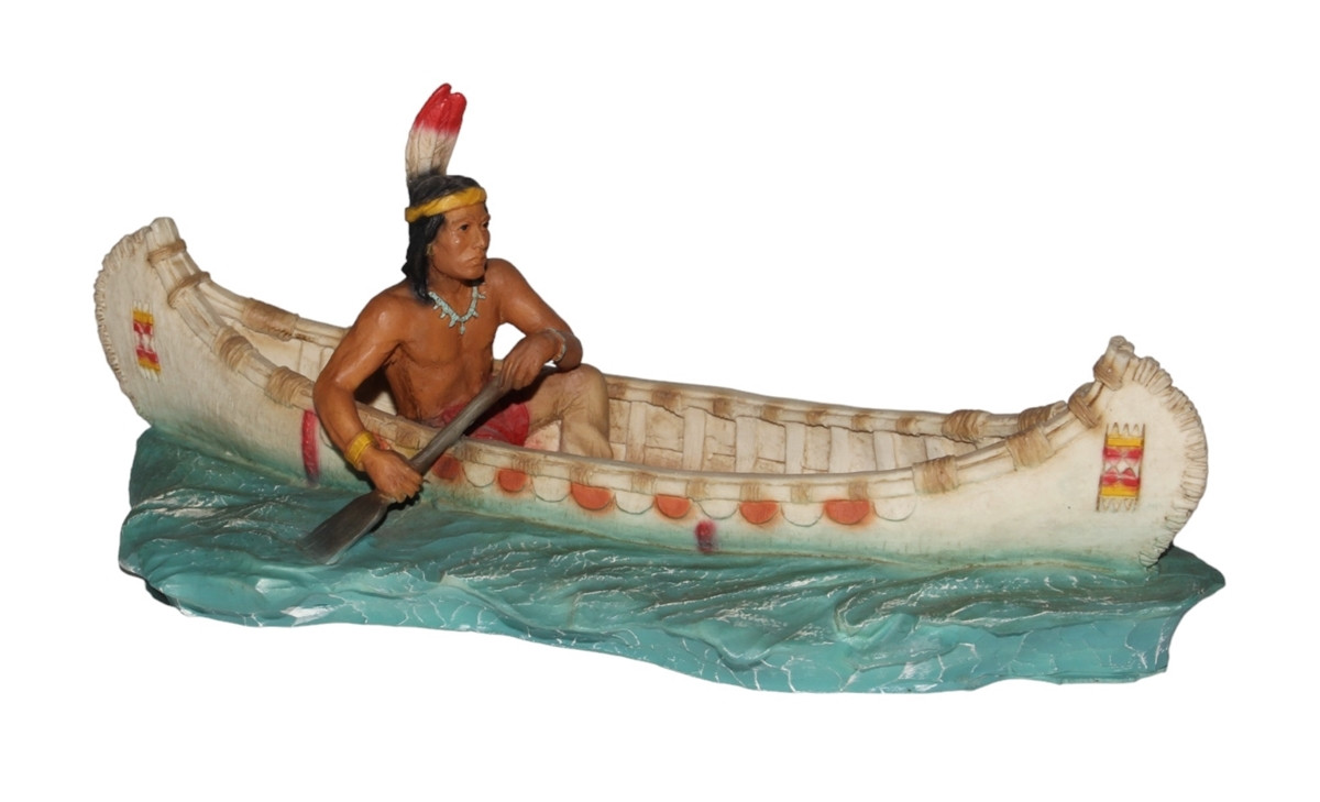 Indianerfigur Indianer Hiawatha im Kanu sitzend L 23,5 cm 'He who makes Rivers' Deko Skulptur