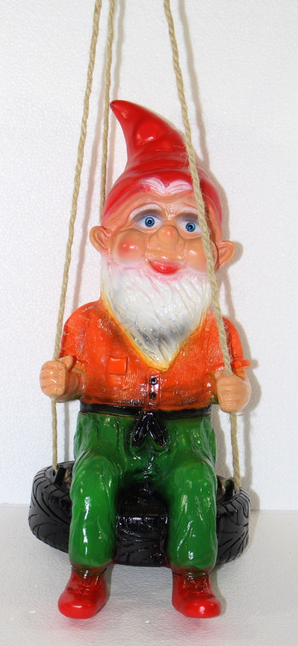 Gartenzwerg Deko Garten Figur Zwerg sitzend auf Reifenschaukel (3 Seile) aus Kunststoff H 38 cm
