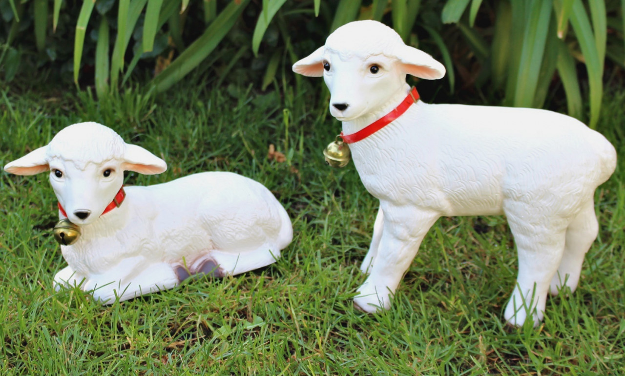 Deko Figur Gartenfigur Tierfiguren Lämmlein Lämmer stehend und liegend als 2-er Satz aus Kunststoff