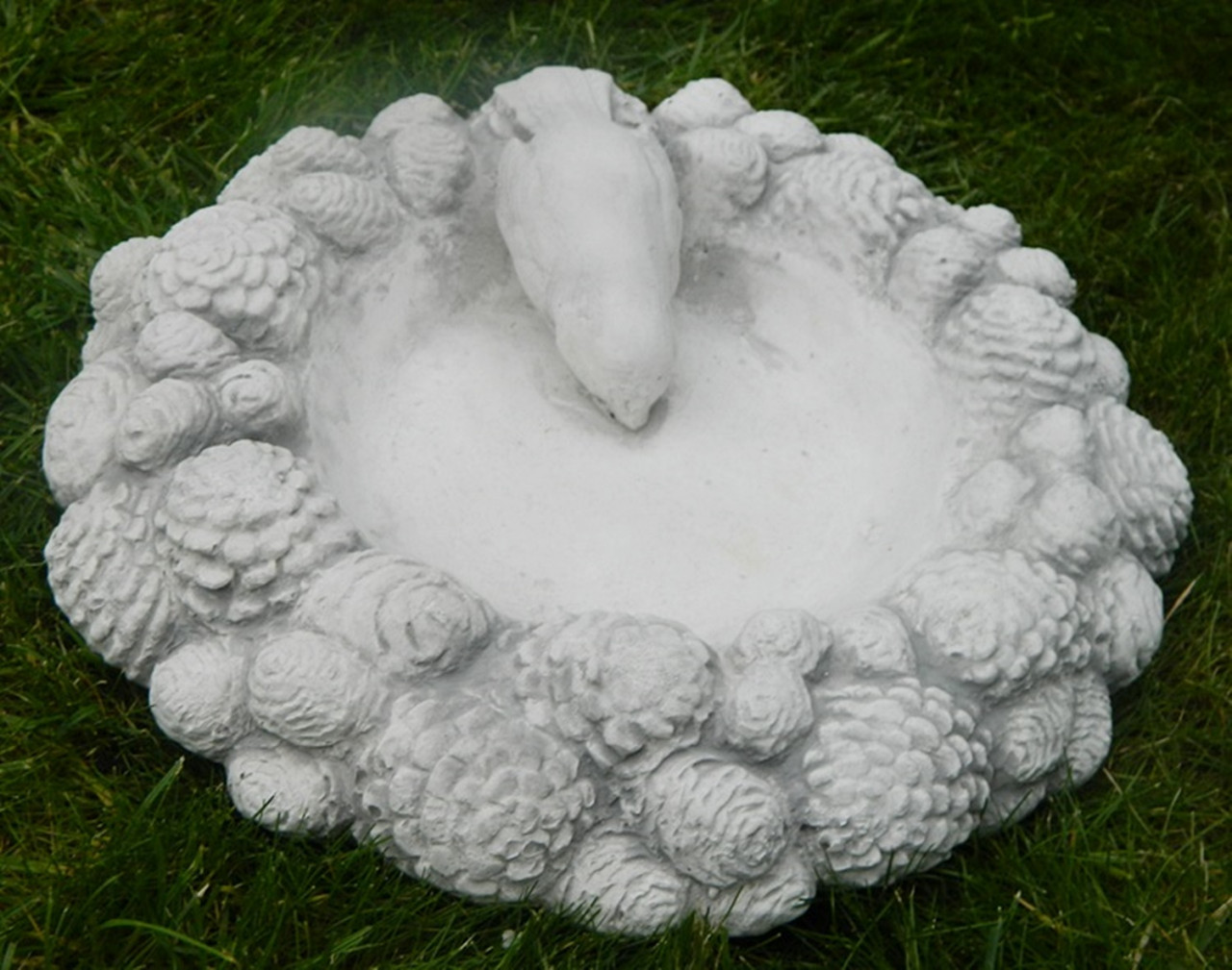 Beton Gartenelement Vogeltränke mit Vogel und Zäpfen Durchmesser 25 cm Deko- und Gartenobjekt