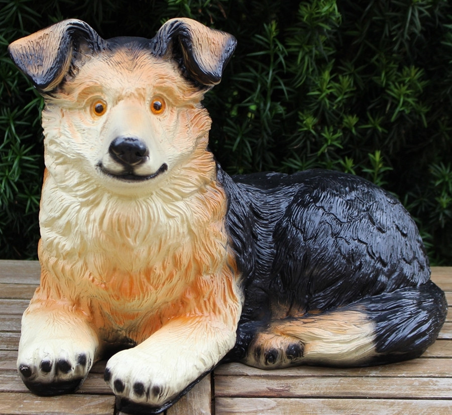 Dekorationsfigur Hund Welpe Border Collie liegend H 32 cm Dekofigur Gartenfigur Hundedeko Kunstharz