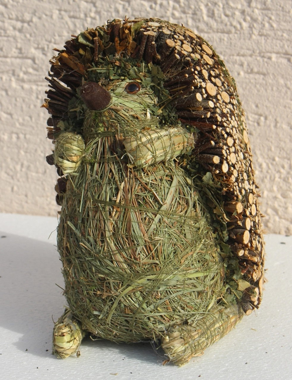 Deko Heu Figur Igel stehend H 19 cm Tierfigur aus Naturmaterial Heu zum Basteln Heudeko