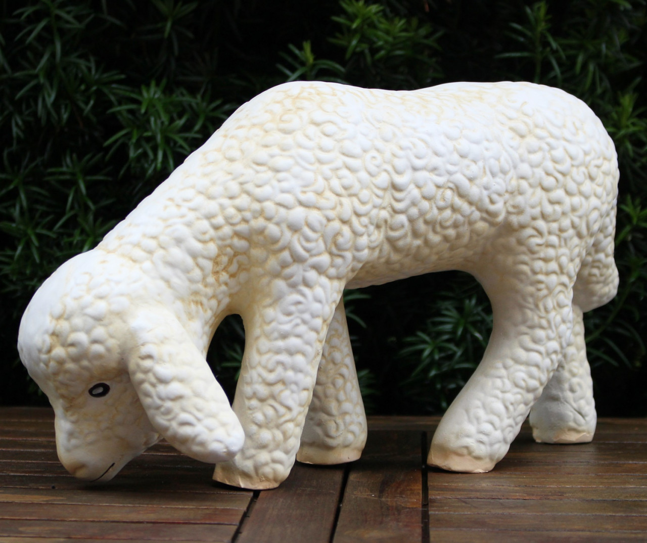 Deko Figur Lamm stehend Kopf nach unten H 20 cm Lämmchen Gartenfigur aus Kunstharz