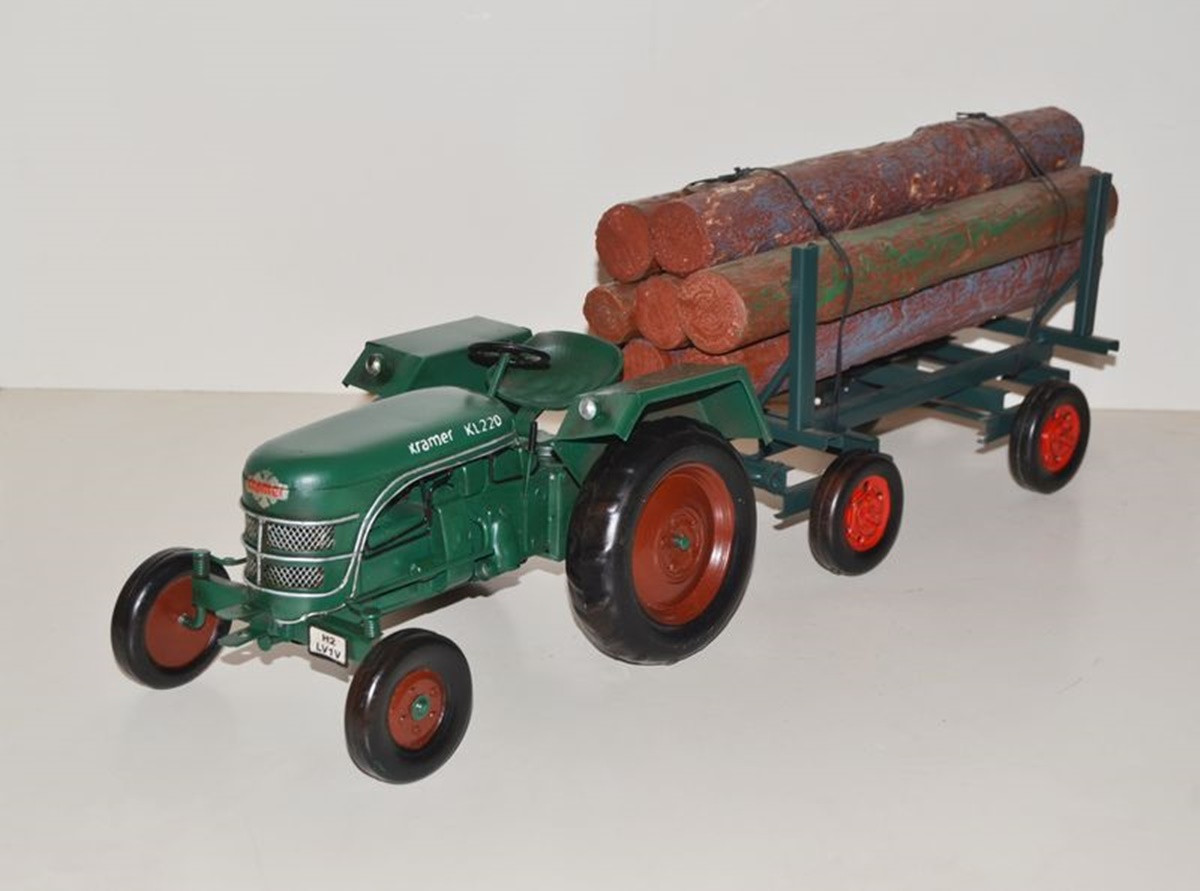 Blechtraktor Nostalgie Modelltraktor Oldtimer Marke Kramer Traktor Gespann mit Holzanhänger L 59 cm