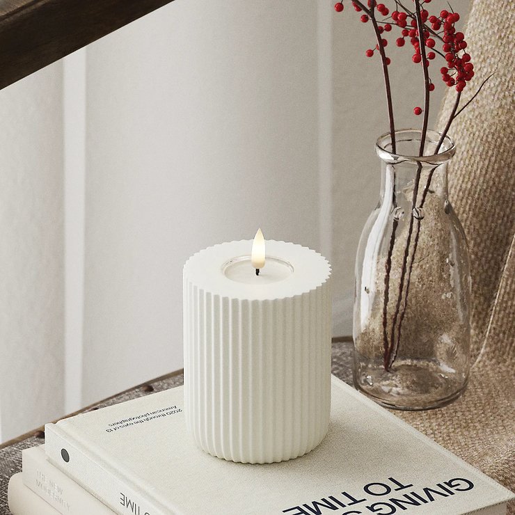 Deluxe Homeart LED Kerze Echtwachs fernbedienbar 8x10 cm gerillt weiß