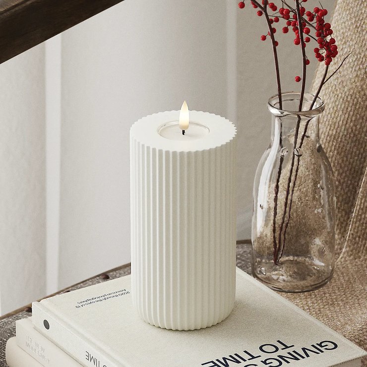 Deluxe Homeart LED Kerze Echtwachs fernbedienbar 8x15 cm gerillt weiß