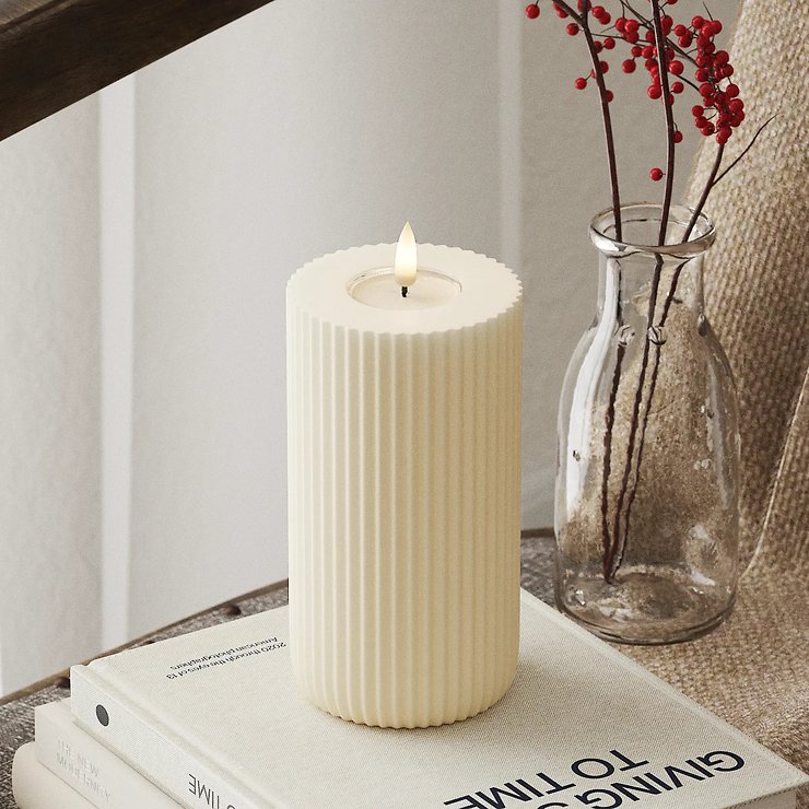 Deluxe Homeart LED Kerze Echtwachs fernbedienbar 8x15 cm gerillt creme