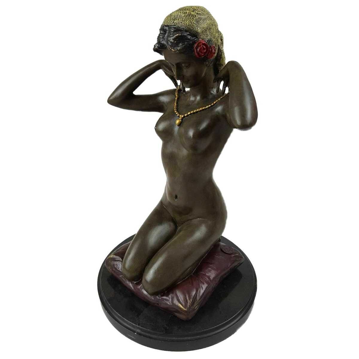 Bronzeskulptur Bronzefigur Frau Kniend Neue Halskette bunt