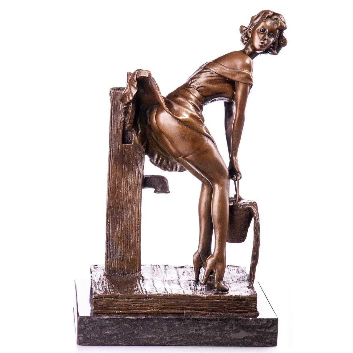 Skulptur Figur Statue Bronzeskulptur Bronzefigur Bronze Frau am Brunnen Erotik