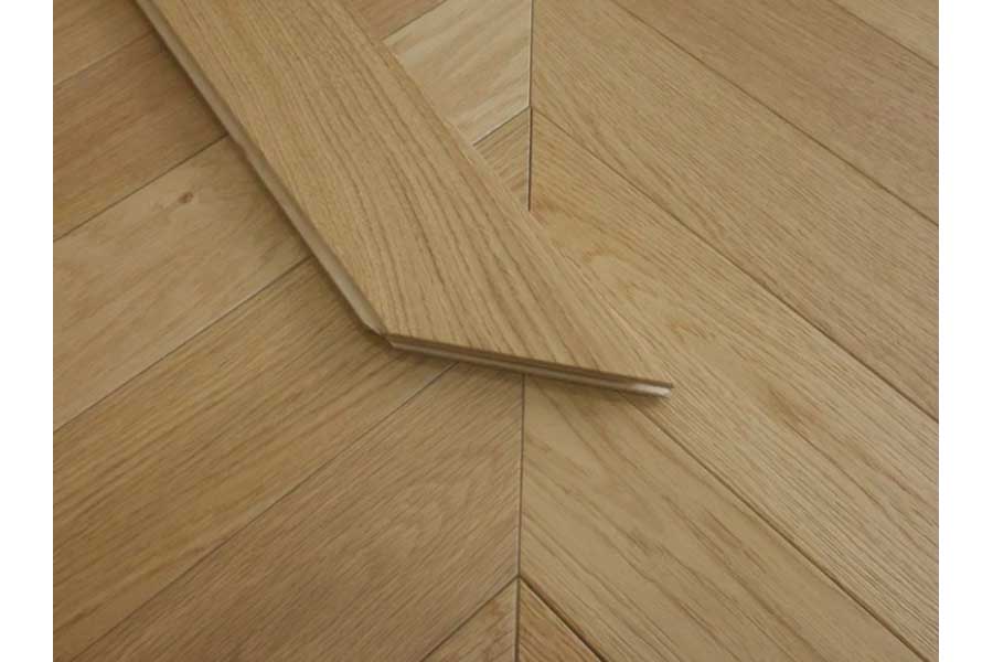 Premium Eiche Parkett, Chevron, Select Sortierung, matt lackiert, gebürstet, 14 mm (S) x 90 mm (B) x 510 mm (L) Nut- und Feder Verbindung (1,836 m² / Paket)