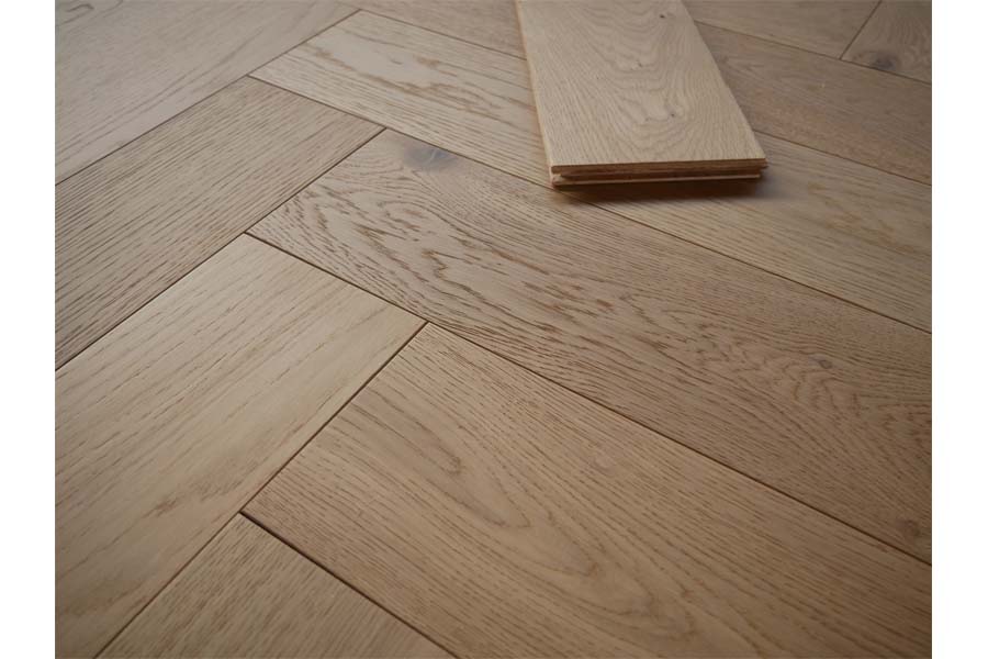 Eiche Parkett, Fischgrät, unsichtbar lackiert, matt, 14 mm (S) x 125 mm (B) x 600 mm (L), Sortierung Natur (1,2 m² / Paket)