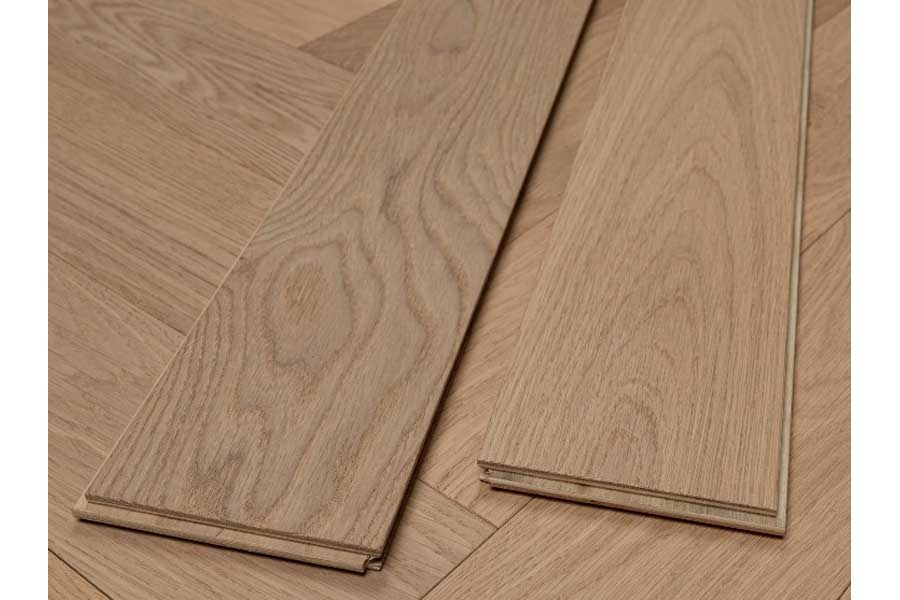 Premium Eiche Parkett, Fischgrät, Select Sortierung, unsichtbar lackiert, matt, 14 mm (S) x 125 mm (B) x 600 mm (L) Nut- und Feder Verbindung (1,2 m² / Paket)