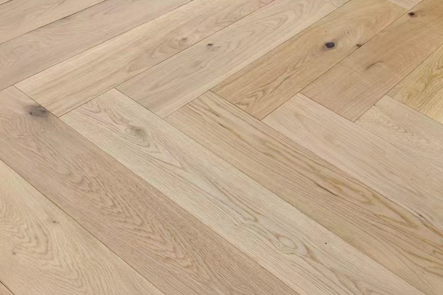 Eiche Parkett, Fischgrät, gebürstet, matt lackiert 14 (S) x 125 (B) x 600 mm (L), Sortierung natur (1,2 m² / Paket)