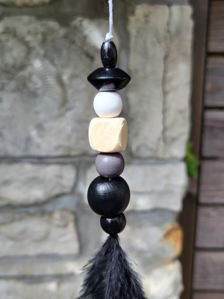 Boho-Hänger Modell A, schwarz-weiß, Treibholz, schwarze Federn