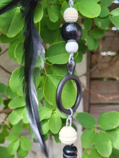 Boho-Hänger Modell B, schwarz-weiß, Treibholz, schwarze Federn