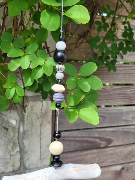 Boho-Hänger Modell C, schwarz-weiß, Treibholz, schwarze Federn