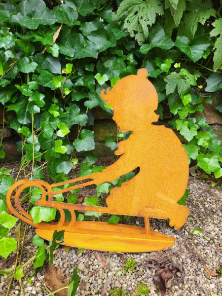 Edelrost Junge auf Schlitten