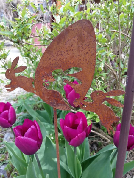 Edelrost Gartenstecker Ei mit Hasen