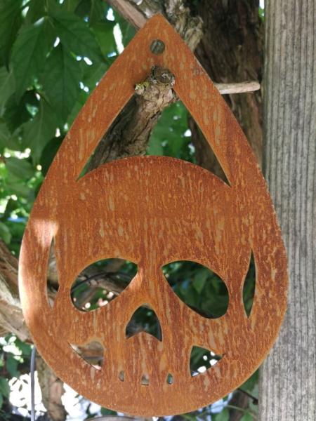 Edelrost Halloween Hänger Totenkopf, tropfenform
