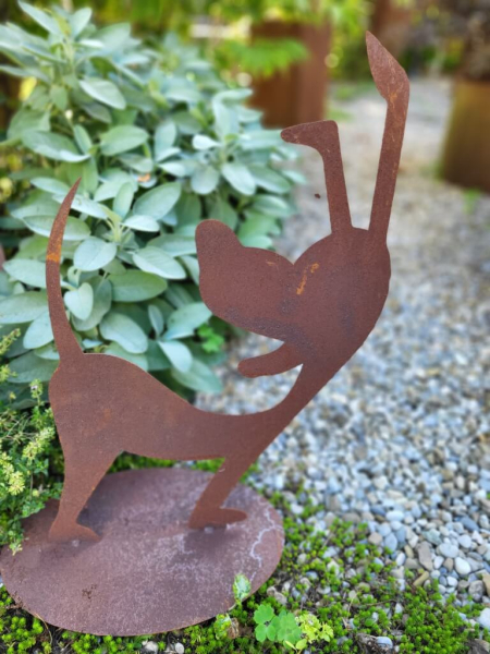 Edelrost Hund Fipsi auf Platte