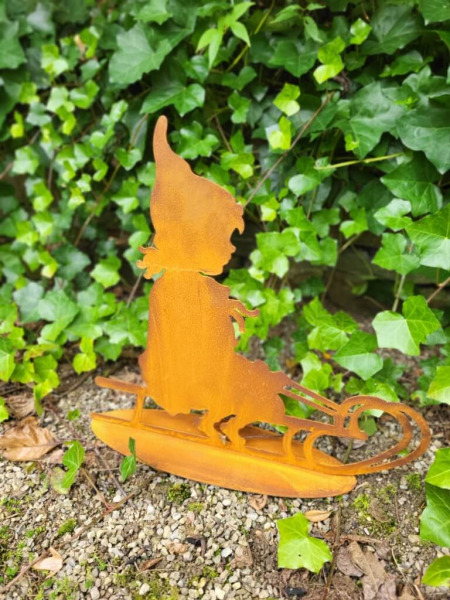 Edelrost Mädchen auf Schlitten