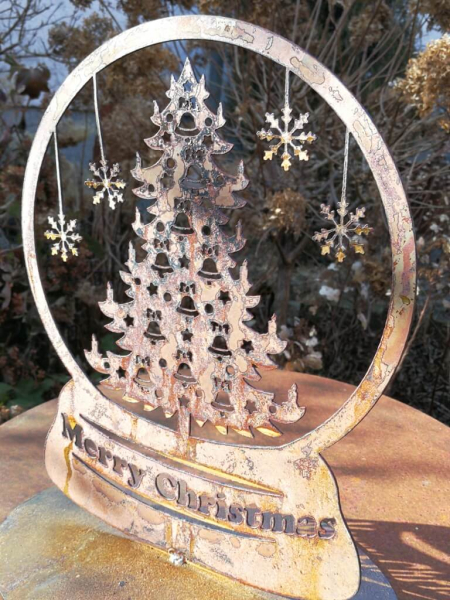 Edelrost Schneekugel Tannenbaum