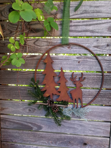 Edelrost Hirsch mit Tannen im Ring