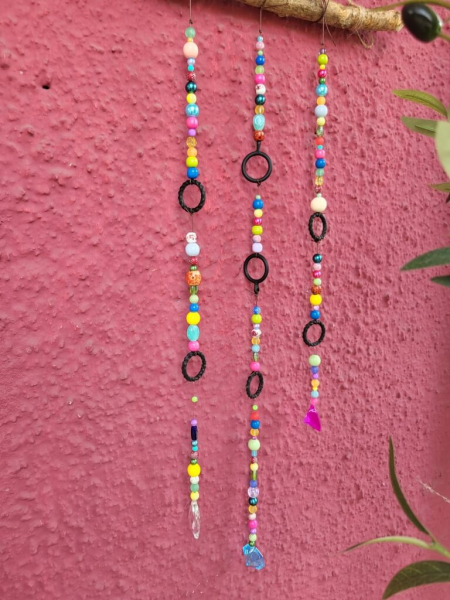 Mobile 'pure Lebensfreude', bunt mit schwarzen Ringen