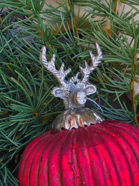 Weihnachtskugel Dualchi mit Hirsch, rot