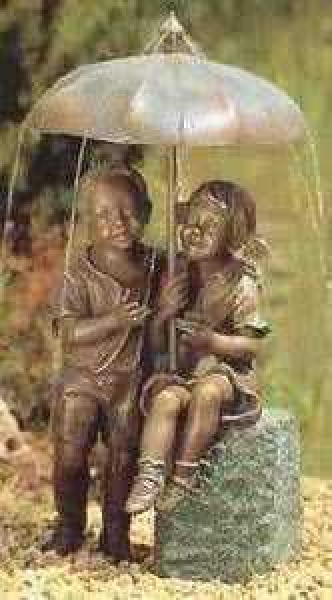 Bronzeskulptur Schirmpärchen midi auf Bronzesockel, wasserspeiend