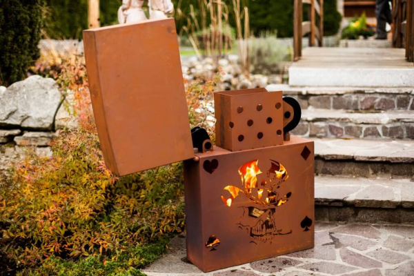 Edelrost Feuerkorb Totenkopf Feuerzeug