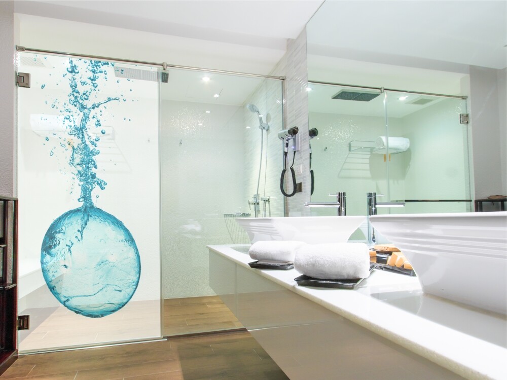 Folie für die Glasduschwand, Zuschnitt nach Maß