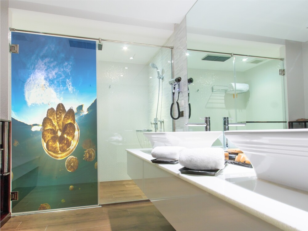 Duschkabine aus Glas mit Folien beschichtung