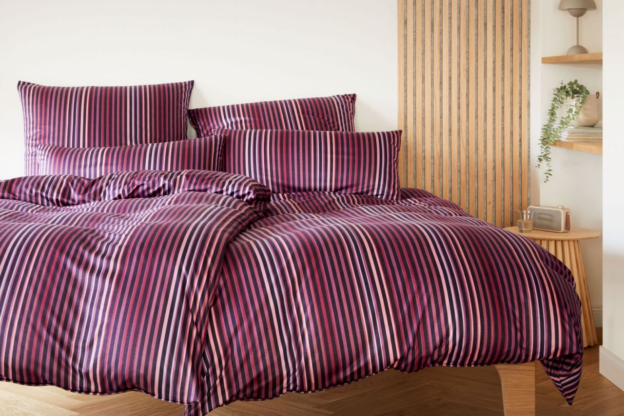 Track 3576, 155 x 220 + 80 x 80 cm  Wein-Rot