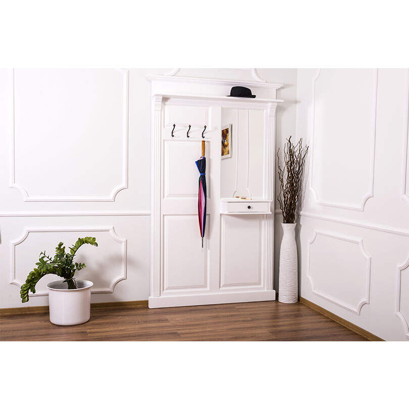 Weiße Garderobe mit Spiegel im Landhausstil