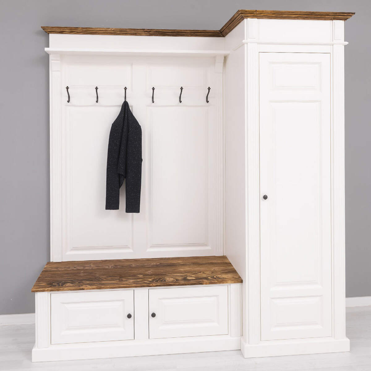 Weiße Garderobe mit Sitzbank und Schuhschrank Landhaus