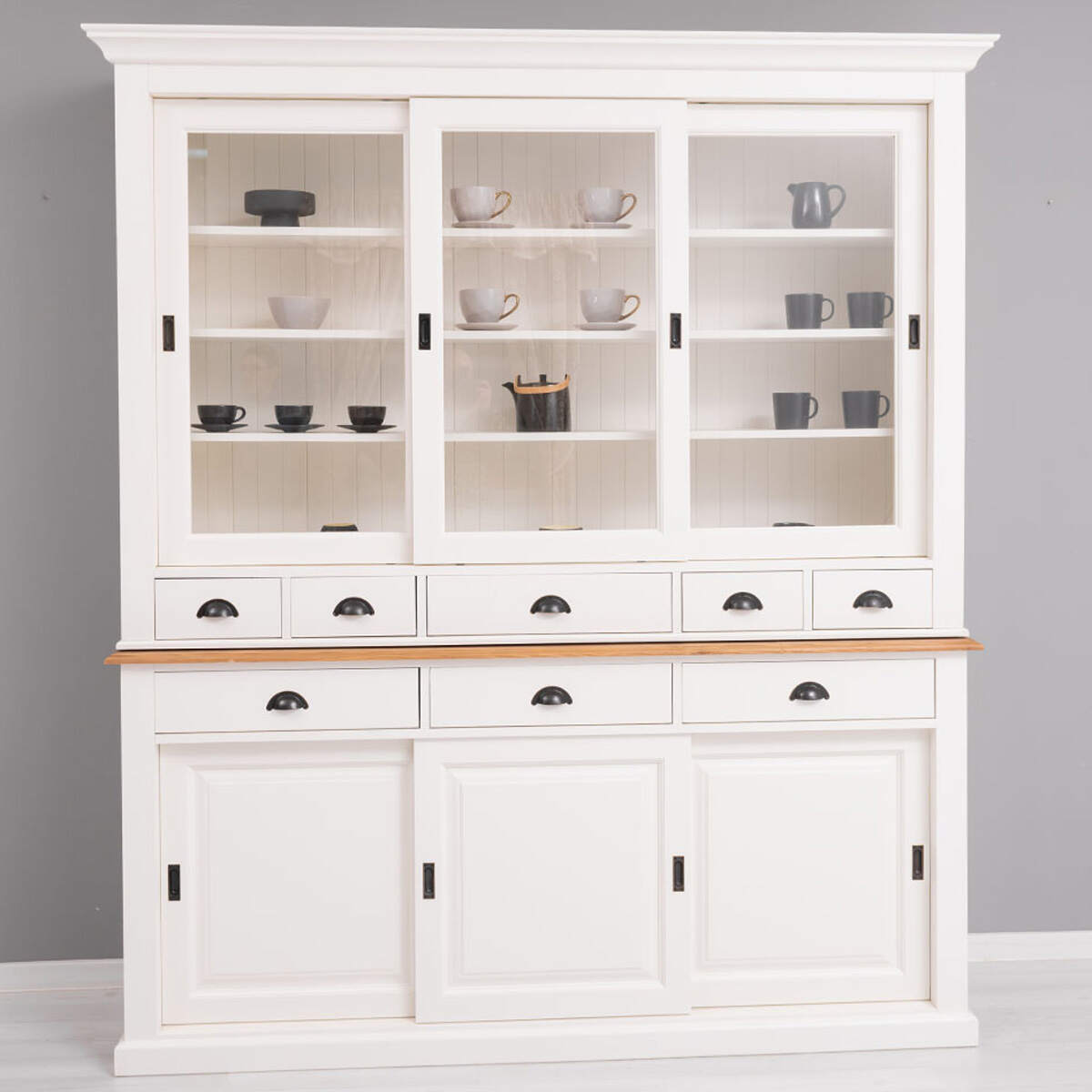 Weißer Küchenschrank mit Schiebetüren Holz