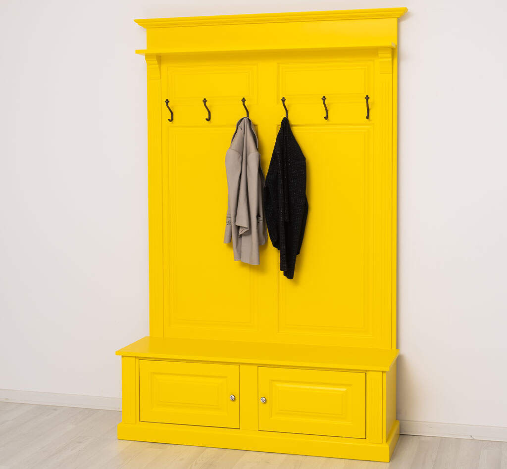 bunte Garderobe im Landhausstil zitronengelb