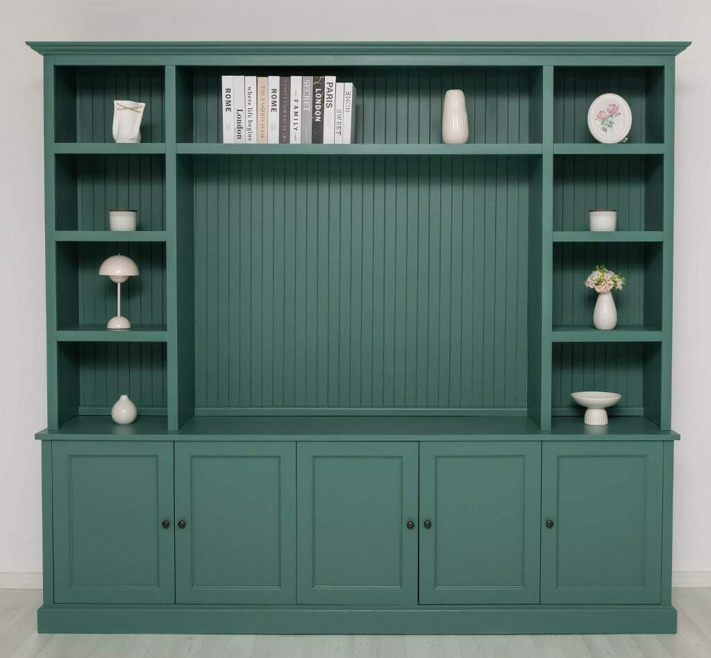 Wohnwand im Landhausstil patinagrün