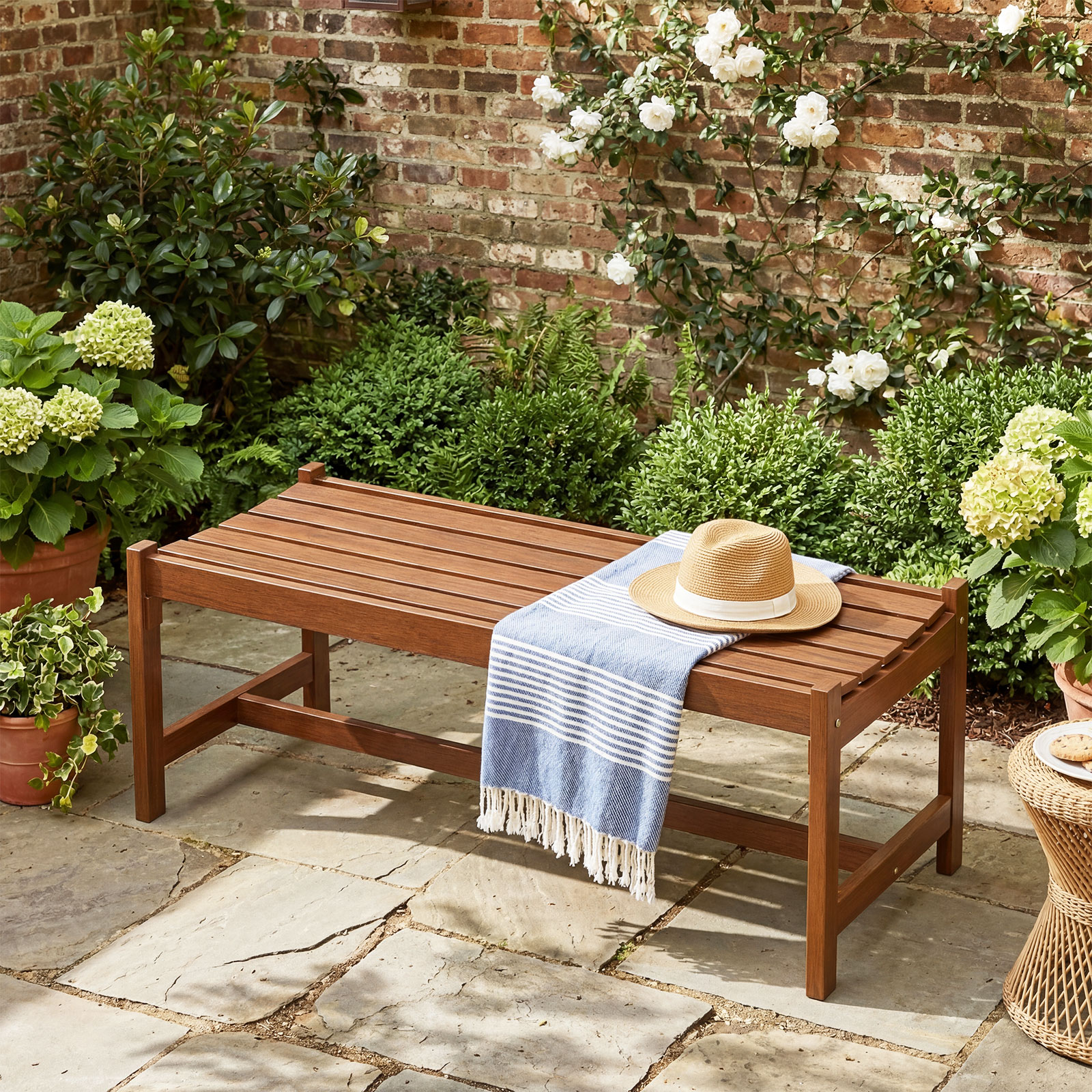 2er Set Gartenbank aus Holz Outdoor Holzbank mit Teaköl-Finish und Geschwungener Sitzfläche