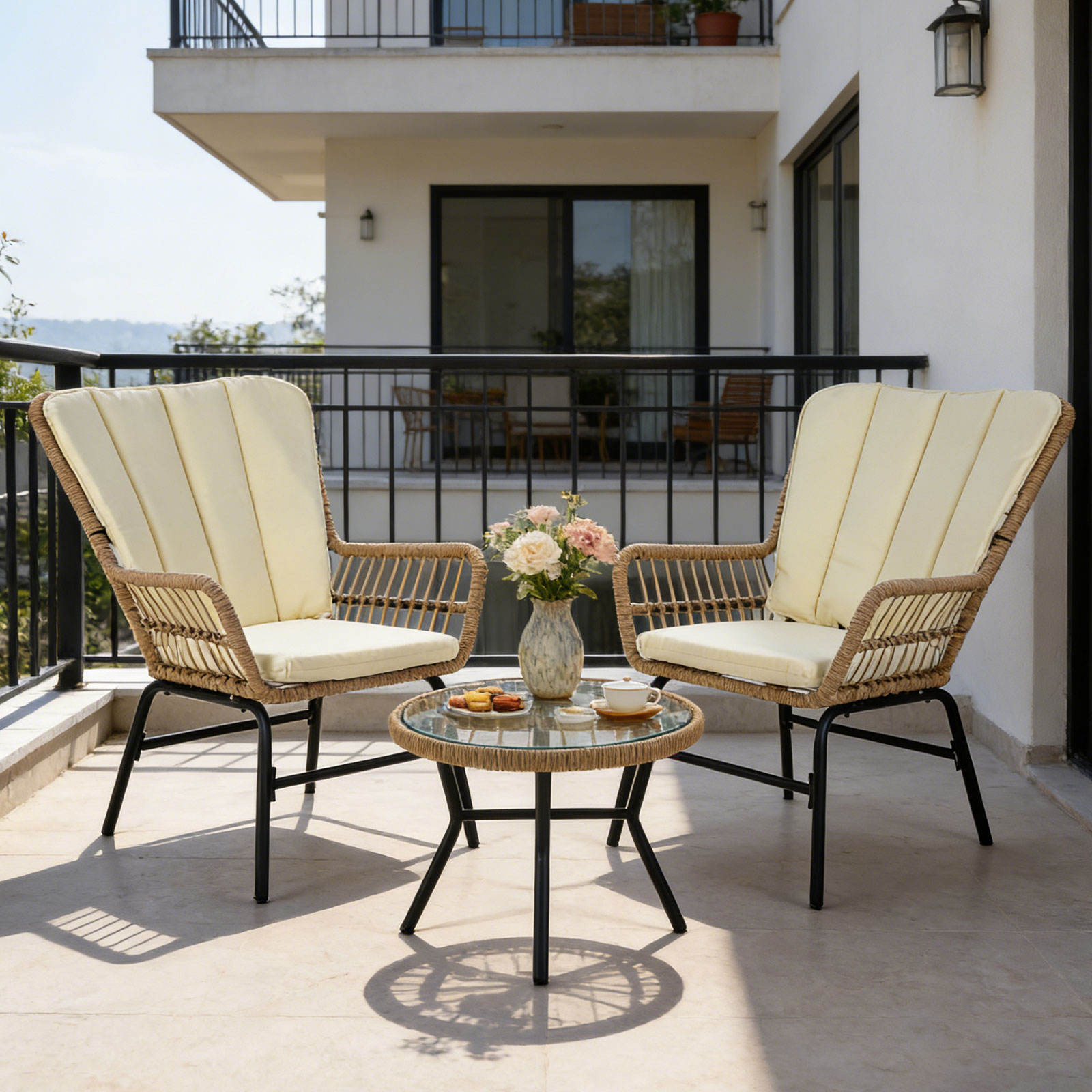 3-teiliges Bistro-Set PE-Rattan Gartenmöbel Set mit Polstern Sitzgruppe mit 2 Stühle & temperiertem Glastisch Beige