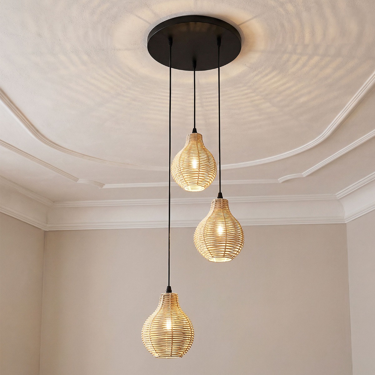 3-flammige Boho Rattan Hängeleuchte handgewebter natürlicher Korb-Kronleuchter mit verstellbarer Höhe Beige