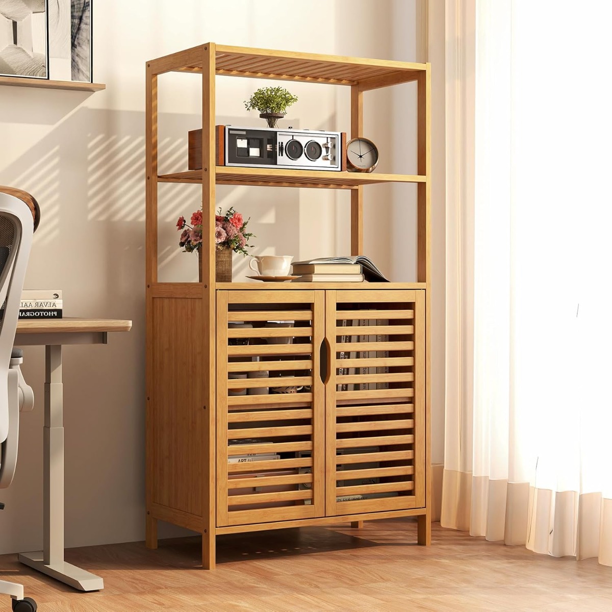 Bambus Bücherregal mit Türen 4 Stöckiges Regal mit Lamellentürenschrank 60 x 33 x 116 cm