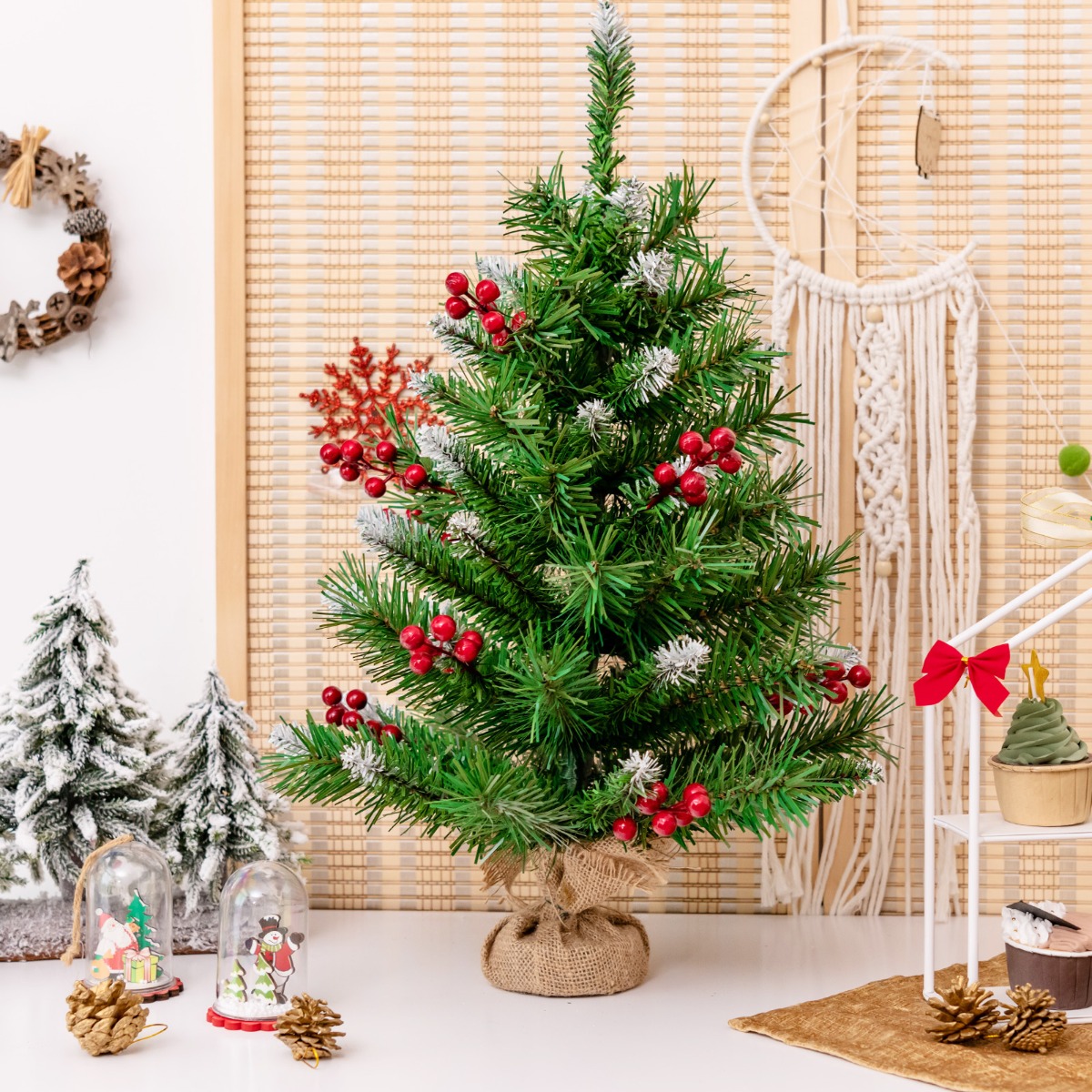 60 cm hoher Tisch-Weihnachtsbaum Realistischer Christbaum mit PVC-Zweigen und Beeren Grün