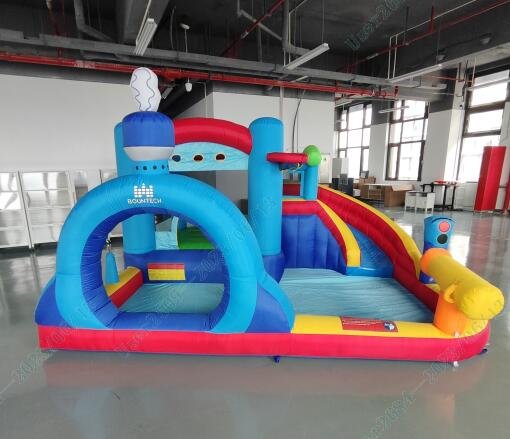 Hüpfburg mit Wasserrutsche Sprungbereich Planschbecken Wasserkannonen Boxsack Ringwurfspiel (ohne Gebläse)