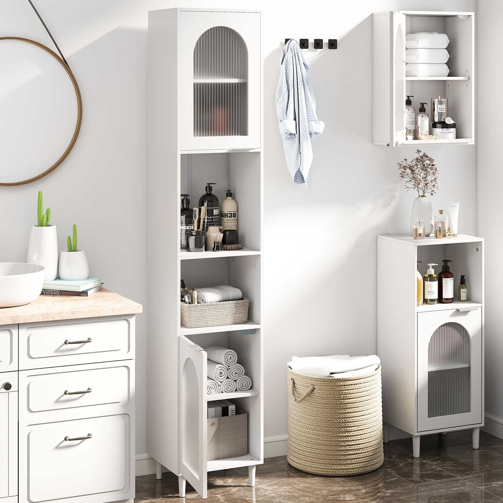 Hoher Badezimmerschrank schmaler Heimorganisator mit zwei geriffelten Glastüren freistehender schmaler Schrank Weiß